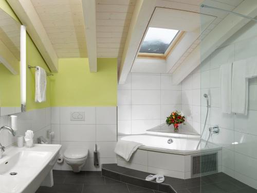Kylpyhuone majoituspaikassa Solbadhotel Sigriswil