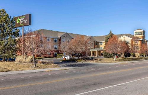 a street sign in front of a apartment building at Extended Stay America Suites - Great Falls - Missouri River in Great Falls