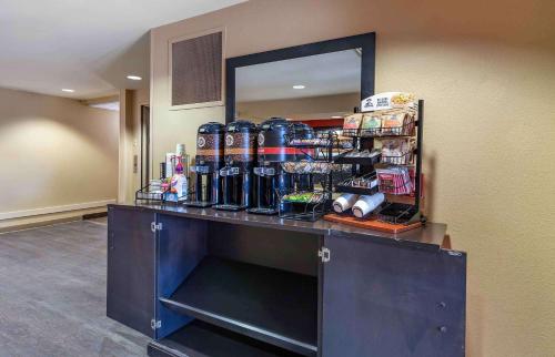 Zimmer mit einer Theke mit Getränkedosen darauf in der Unterkunft Extended Stay America Suites - Great Falls - Missouri River in Great Falls