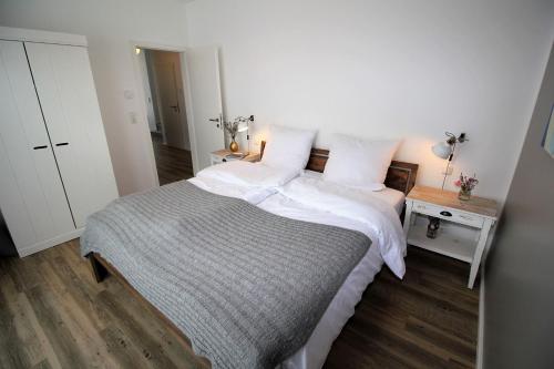 Katil atau katil-katil dalam bilik di strandnahes Haus mit Meerblick, gratis Nutzung vom AHOI Erlebnisbad und Sauna in Sellin - Sealodge Rügen