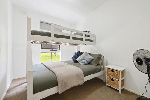 ein Schlafzimmer mit einem Etagenbett und einem Ventilator in der Unterkunft The Seascape Shack in Cowes