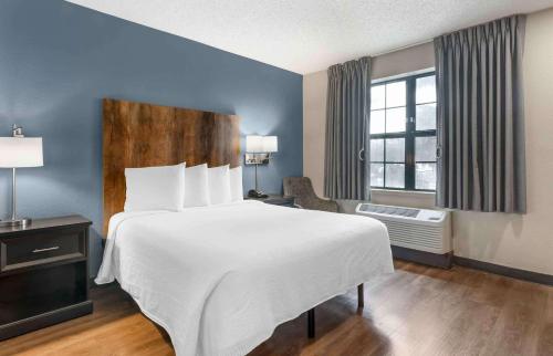 Union CityにあるExtended Stay America Premier Suites - Union City - Dyer Stの大きなベッドと窓が備わるホテルルームです。