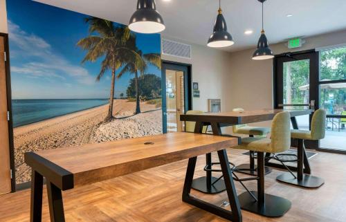 una sala da pranzo con tavolo e vista sulla spiaggia di Extended Stay America Premier Suites - Daytona Beach - Ormond Beach a Ormond Beach