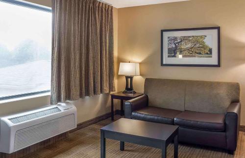 Χώρος καθιστικού στο Extended Stay America Select Suites - Chicago - Lombard - Oakbrook