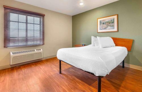 Postel nebo postele na pokoji v ubytování Extended Stay America Select Suites - Wilmington - West