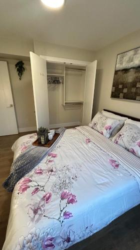 Ένα ή περισσότερα κρεβάτια σε δωμάτιο στο New, Spacious 2 Bedrooms in Downtown With Free Parking!