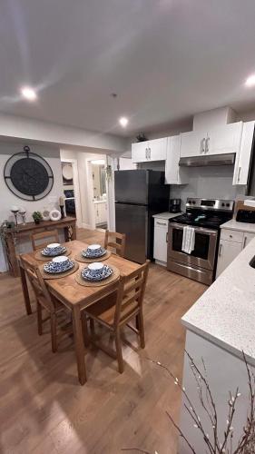 Η κουζίνα ή μικρή κουζίνα στο New, Spacious 2 Bedrooms in Downtown With Free Parking!