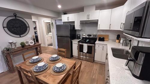 Η κουζίνα ή μικρή κουζίνα στο New, Spacious 2 Bedrooms in Downtown With Free Parking!