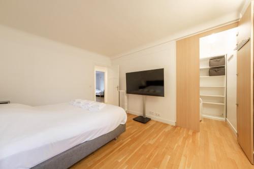 Una cama o camas en una habitación de Amazing 6P Club Eiffel