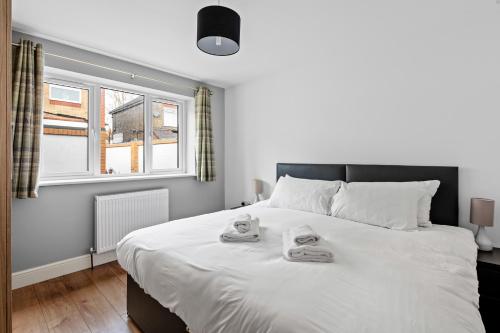 Säng eller sängar i ett rum på Stylish 2 Bed Bungalow in East Ham, Close to Excel