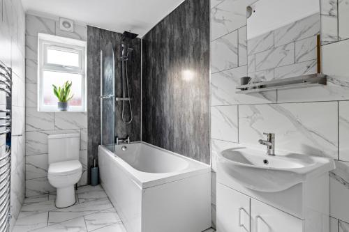 A bathroom at Stylish 2 Bed Bungalow in East Ham, Close to Excel