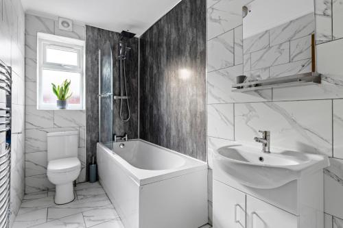 Koupelna v ubytování Stylish 2 Bed Bungalow in East Ham, Close to Excel