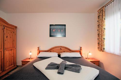 ヴストロにあるAppartementhaus "Susanne", Wohnung Seehundのベッドルーム1室(ベッド1台、タオル2枚付)