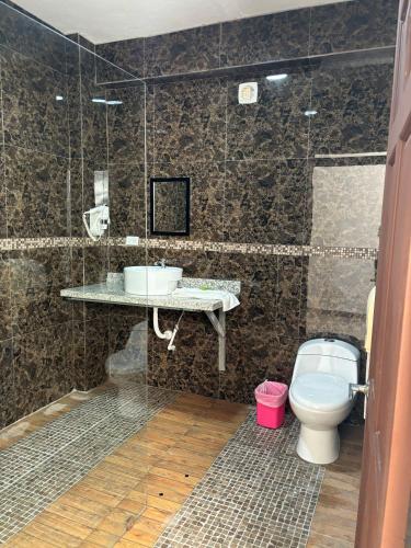 a bathroom with a toilet and a sink at Hotel Coco Beach in Manuel Antonio