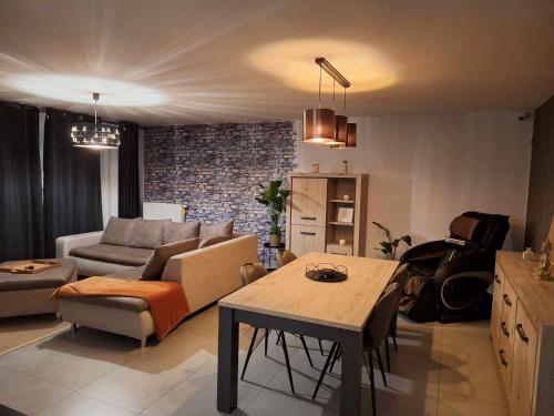 uma sala de estar com um sofá e uma mesa em Résidence d'Angelo em Huy