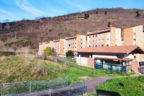 een appartementencomplex aan de zijkant van een heuvel bij Apartamento Yeyé en Asturias in Corigos