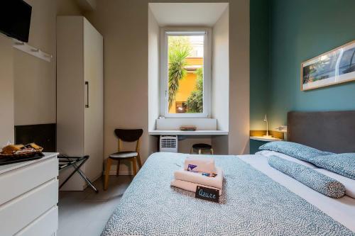ローマにあるPaola Guest Houseのベッドルーム1室(ベッド1台、デスク、窓付)