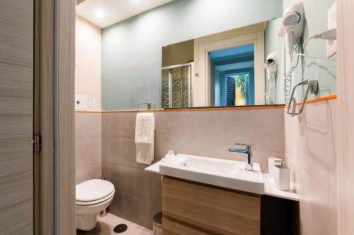 ローマにあるPaola Guest Houseのバスルーム(洗面台、トイレ、鏡付)