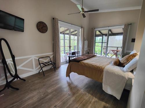 een slaapkamer met een bed en een groot raam bij Hidden Valley Private Guest Suite with Views in South Grafton