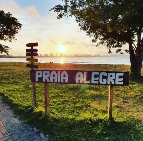 a sign that says praça algelezlez in front of a beach at Apartamento pé na areia 5 pessoas (Beto Carrero). in Penha