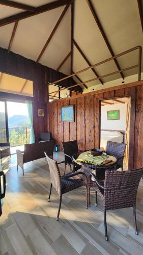 ParaísoにあるCabaña Vista de Oro 1のダイニングルーム(テーブル、椅子付)が備わります。