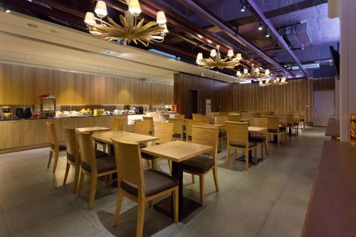Restaurace v ubytování 麗馨商旅七賢館