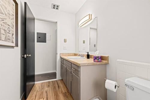 Ένα μπάνιο στο 1BR Pet-Friendly Apartment with King Bed