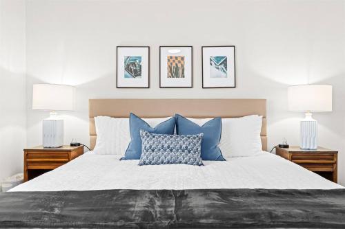 Ліжко або ліжка в номері 1BR Pet-Friendly Apartment with King Bed