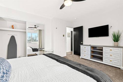 Ένα ή περισσότερα κρεβάτια σε δωμάτιο στο 1BR Pet-Friendly Apartment with King Bed