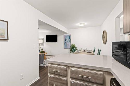 Η κουζίνα ή μικρή κουζίνα στο 1BR Pet-Friendly Apartment with King Bed
