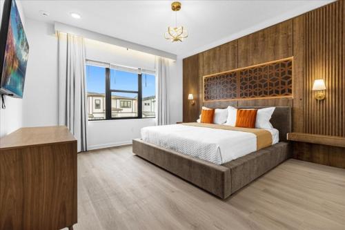 een slaapkamer met een groot bed en een groot raam bij 10 Bedroom- 9 Bathroom- Paradiso Grande 6098hs in Orlando