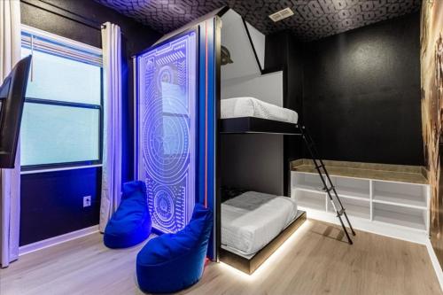 Mały pokój z łóżkiem piętrowym i łóżkiem piętrowym w obiekcie 10 Bedroom- 9 Bathroom- Paradiso Grande 6098hs w Orlando