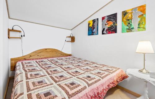 - une chambre avec un lit et des peintures murales dans l'établissement 1 Bedroom Nice Home In Kirke Hyllinge, à Kirke-Hyllinge