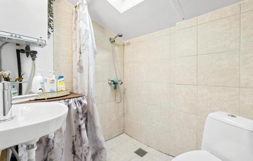 La salle de bains est pourvue d'une douche, de toilettes et d'un lavabo. dans l'établissement 1 Bedroom Nice Home In Kirke Hyllinge, à Kirke-Hyllinge