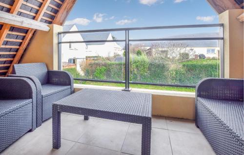 Χώρος καθιστικού στο 2 Bedroom Cozy Home In Gouville-Sur-Mer