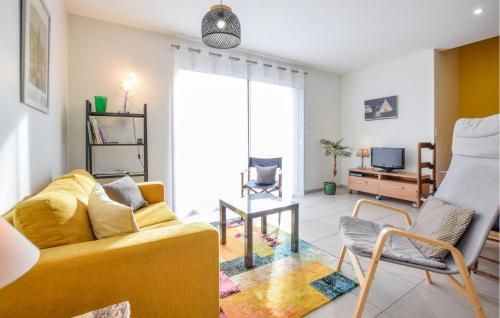 d'un salon avec un canapé et des fauteuils jaunes. dans l'établissement 2 Bedroom Cozy Home In Gouville-Sur-Mer, à Gouville-sur-Mer