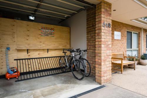 ポレパンカーにあるAnnie's Hideawayの建物の壁に駐輪した自転車