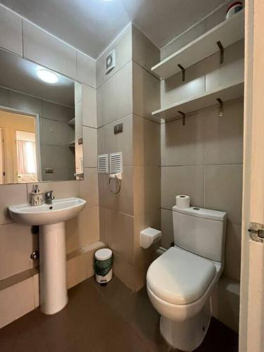 La petite salle de bains est pourvue de toilettes et d'un lavabo. dans l'établissement Departamento equipado 131 Ovalle, à Ovalle