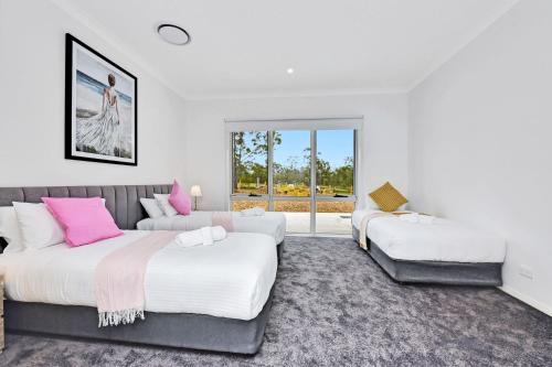 Postel nebo postele na pokoji v ubytování Tranquil Vista Luxury Estate - Your Ultimate Weekend Haven
