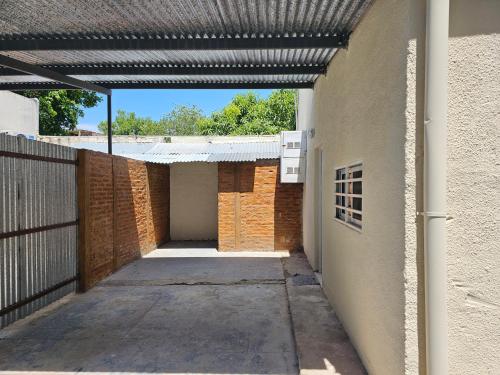 une allée vide dans un bâtiment avec un toit en métal dans l'établissement Pringles Dpto Temporario 2, à Formosa