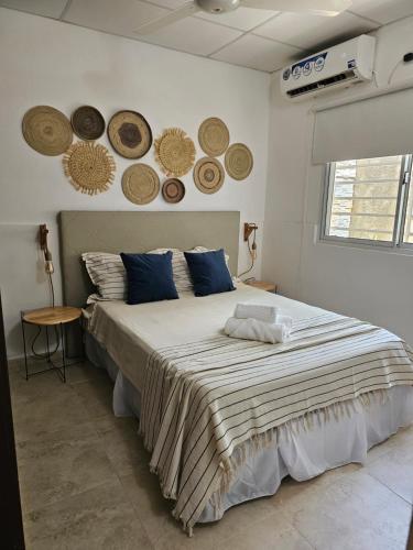 sypialnia z dużym łóżkiem z kapeluszami na ścianie w obiekcie Pringles Dpto Temporario 2 w mieście Formosa