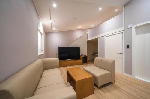 TV a/nebo společenská místnost v ubytování MONO HOTEL