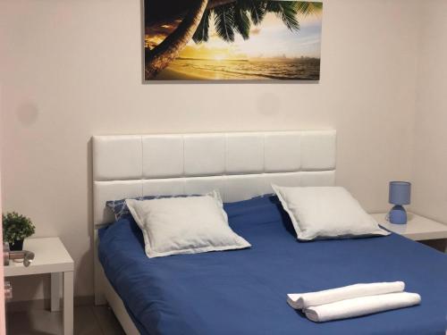 ein Schlafzimmer mit einem blauen Bett mit zwei weißen Kissen in der Unterkunft סוויטת מגידו in Midrakh ‘Oz