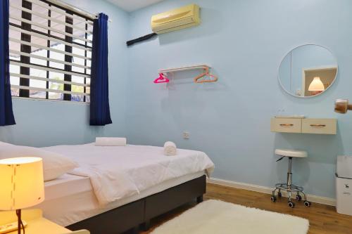 a hospital room with a bed and a mirror at Adno Homestay#3BR#2 Queen 1 Single 1 Sb#IKEA#High Speed Wifi#6pax in Simpang Ampat