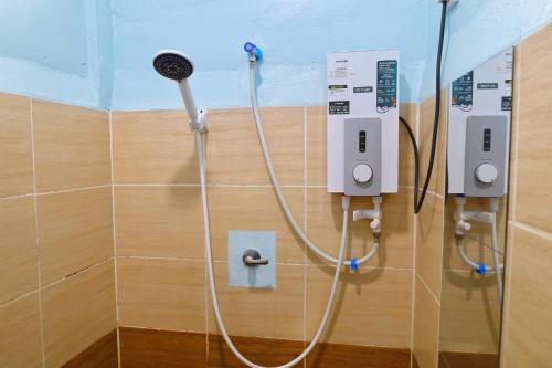 une douche avec un tuyau fixé à un mur dans l'établissement Adno Homestay#3BR#2 Queen 1 Single 1 Sb#IKEA#High Speed Wifi#6pax, à Simpang Ampat
