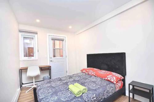 um quarto com uma cama, uma secretária e uma cadeira em BEAU 4 CHAMBRES AU COEUR DU PLATEAU MONT-ROYAL em Montreal