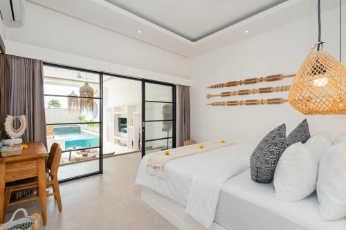 En eller flere senge i et værelse på Villa Mayasa, 4-bedroom private luxury villa with Rooftop in Seseh Beach