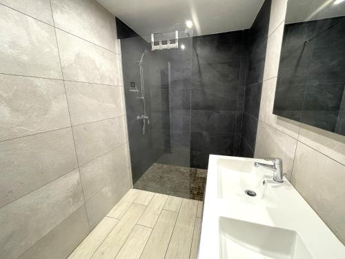 une salle de bain avec un lavabo blanc et une douche dans l'établissement Villa F5 à Banyuls-sur-Mer: Terrasse, Garage, Clim, Proche Mer - FR-1-309-149, à Banyuls-sur-Mer