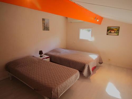 - 2 lits dans une chambre dotée d'un plafond orange dans l'établissement Villa F5 à Banyuls-sur-Mer: Terrasse, Garage, Clim, Proche Mer - FR-1-309-149, à Banyuls-sur-Mer