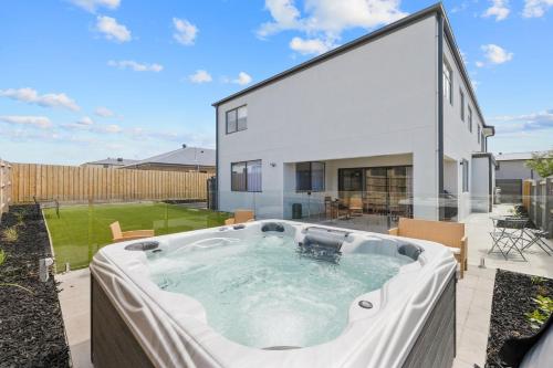 a hot tub in the backyard of a house at Paterson Retreat in San Remo